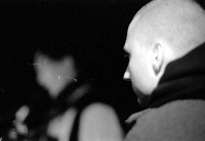 albino beim gemeinsamen konzert mit peryton im 'projekt7'. aufnahme: jens grubert. magdeburg, 29. dezember 2004